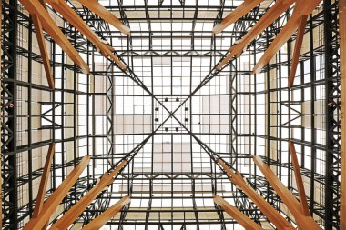 Çin 'de bir salonda kubbe manzarası inşa ediliyor.