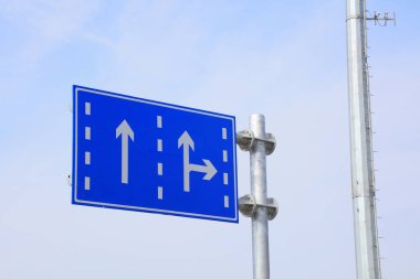 Gökyüzünde mavi trafik işareti 