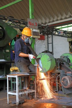 Luannan County, Çin - 22 Ağustos 2017: İşçiler maça üretim hattında meşguller, Luannan County, Hebei Eyaleti, Çin