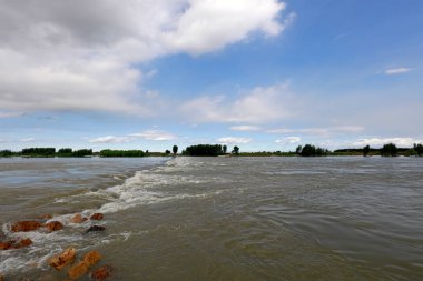 Doğadaki hızlı nehir.