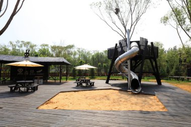 Parktaki çocuk parkı binaları