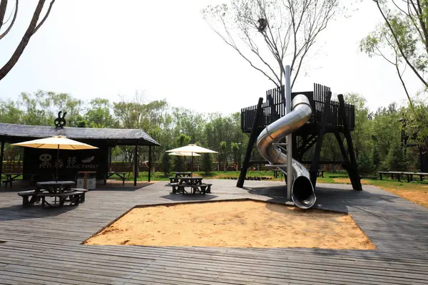 Parktaki çocuk parkı binaları