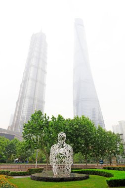 Şangay - 30 Mayıs 2018: Parks, Şangay, Çin 'de Şehir Heykeli Manzarası