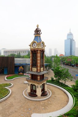 Şangay - 30 Mayıs 2018: Şangay 'ın Çan Kulesi Lujiazui Disney Sancak Gemisi Mağazası, Şangay, Çin