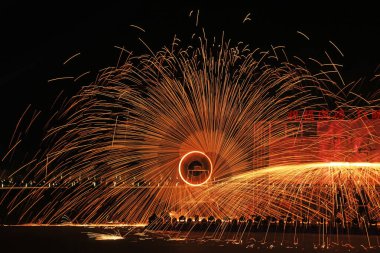 Çinli zanaatkarlar sıcak demiri yüksek hızda eritiyor ve geleneksel kültür mirası olan karanlıkta performans sergiliyorlar.