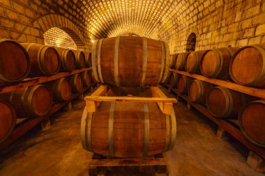 Şarap mahzenlerinde meşe fıçıları, Changli County, Hebei Eyaleti, Çin