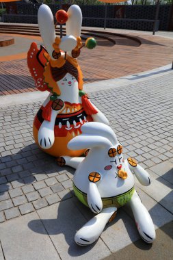 Parkta karikatür heykeli