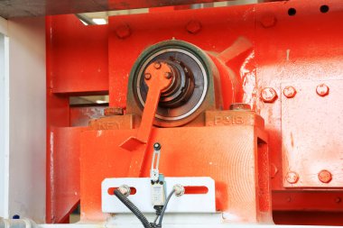 Bir fabrikanın üretim hattındaki iletim cihazı, fotoğrafa yakın çekim. 