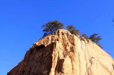 Kışın mavi gökyüzünün altındaki dağlar 