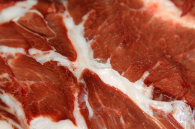 Bir dükkanda kırmızı çiğ et, fotoğrafa yakın çekim.