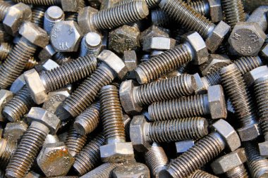 Birbirine kenetlenmiş civatalar, fotoğrafa yakın.