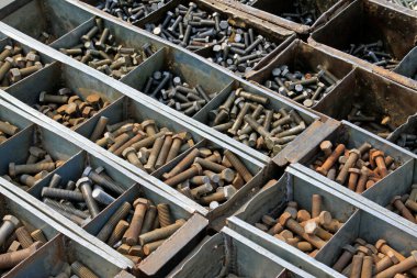 cıvata birlikte bir dükkanda yığılmış