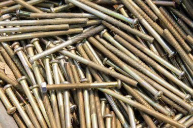 Birbirine kenetlenmiş civatalar, fotoğrafa yakın.