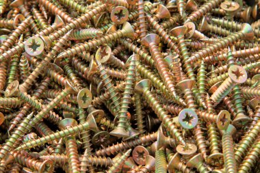Kendi kendine dokunan vida üst üste yığılmış, fotoğrafa yakın çekim.