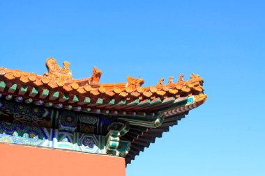 Geleneksel Çin tarzı sarı kaplamalı fayanslı çatı ve hayırsever, yakın plan fotoğraf.