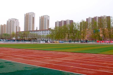 LUANNAN COUNTY - 10 Nisan: Oyun alanı ve bir okulun etrafındaki yüksek binalar, 10 Nisan 2014 'te, Luannan County, Hebei, Çin.