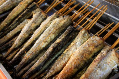 Paslanmaz çelik bir tabakta kızarmış Walleye Pollack.