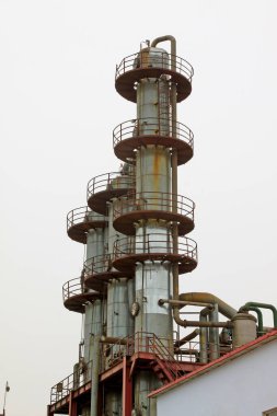 Bir imalat fabrikasındaki düzeltme kulesi manzarası