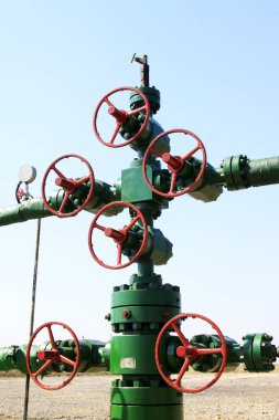 Yeşil petrol makineleri ve kırmızı el tekerleği, fotoğrafa yakın çekim