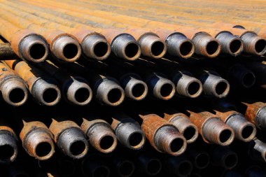 Oksitlenme paslanması petrol boru hattıyla dolu, fotoğrafa yakın.