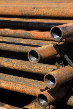 Oksitlenme paslanması petrol boru hattıyla dolu, fotoğrafa yakın.
