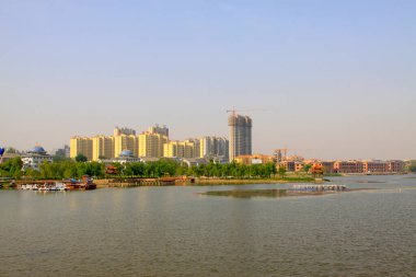 Deniz kenarındaki villa, fotoğrafa yakın.