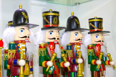 Mağaza raflarındaki çizgi film karakterleri şekillendirici oyuncaklar