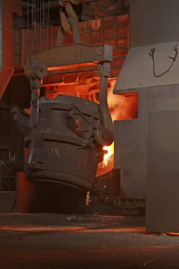 Çelik fabrikalarında çelik yapımı makineler, fotoğraflara yakın çekim.