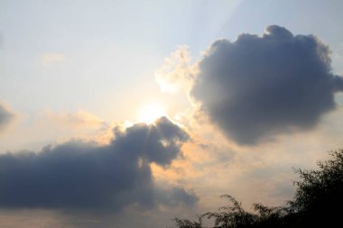 Gökyüzünde kara bulutlar, fotoğrafa yakın.
