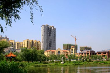 LUANNAN COUNTY - 14 Temmuz 2014 'te Kuzey Nehri Parkı' nın çevreleyen mimari manzarası, Luannan County, Hebei Eyaleti, Chin