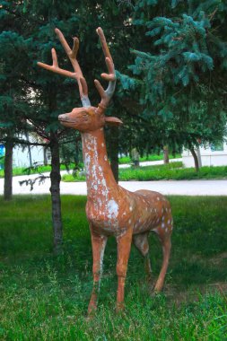 Parktaki Sika geyik heykeli, fotoğrafa yakın çekim
