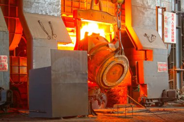 Çelik fabrikaları dönüştürücüsü doldurucu materyaller, fotoğrafa yakın çekim 