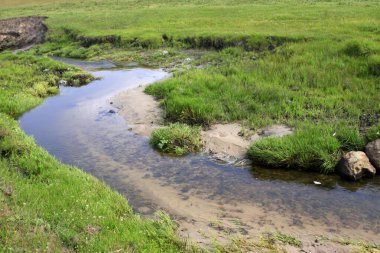 WuLanBuTong otlağındaki küçük nehir, İç Moğolistan özerk bölgesi, Çin. 