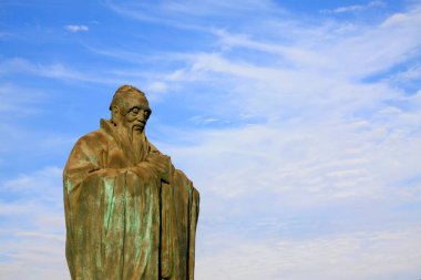 TANGSHAN - 21 Temmuz: Mavi gökyüzü altında antik Çince karakter heykeli, 21 Temmuz 2014, Tangshan şehri, Hebei Eyaleti, Chin