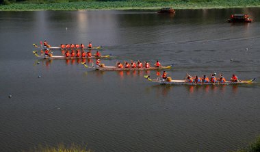 LUANNAN COUNTY - 9 Ağustos: Ejder teknesi yarışı sahnesi 9 Ağustos 2014, Luannan County, Hebei Eyaleti, Çin