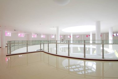 Cam perde duvarı ve paslanmaz çelik parmaklık, fotoğrafın yakın çekimi.