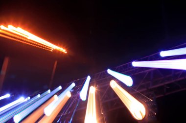 Sahne aydınlatma etkisi karanlıkta 