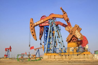 CAOFEIDIAN - 27 Eylül: JiDong petrol sahasında dengeli ışın pompalama ünitesi, 27 Eylül 2014, Caofeidian City, Hebei, Çin.