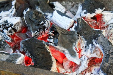 Yanan kömürler, fotoğrafların yakın çekimi.