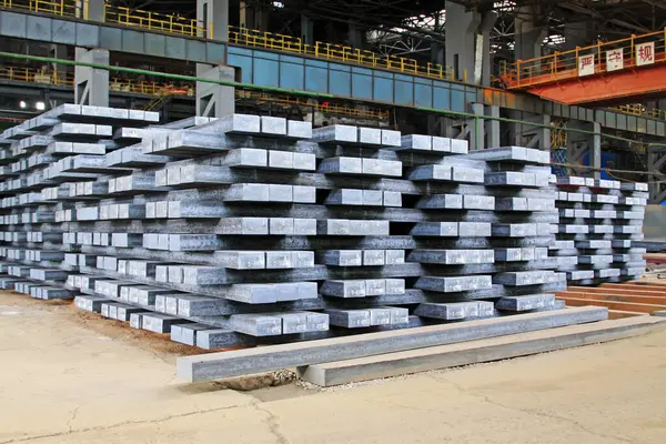 Çelik fabrikasında sıcak ingot, yakın çekim