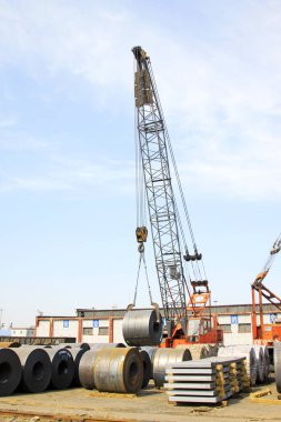 Strip çelik ve vinç, fotoğrafa yakın çekim.