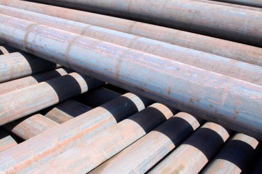 Nakliye iskelesindeki paslı çelik boru, fotoğrafın yakın çekimi.