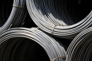 İnşaat alanındaki çelik çubuk, fotoğrafa yakın çekim.