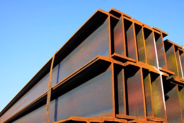 Yuvarlanan çelik yığını, fotoğrafa yakın çekim.