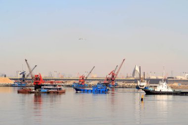 Limandaki gemiler, geniş açılı görünüm