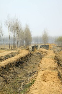 Eski kırsal su koruma mühendisliği inşaatı, fotoğrafların kapatılması.