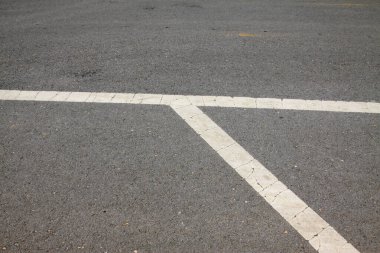 Asfalt yolda beyaz işaretler, fotoğrafa yakın çekim