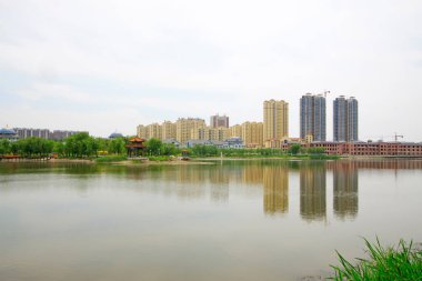 Şehir inşaat manzarası, fotoğrafa yakın çekim.