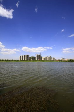 Güzel şehir manzarası, nehirler ve binalar, yakın çekim