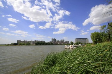 Güzel şehir manzarası, nehirler ve binalar, yakın çekim